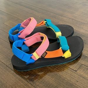 Teva 90s strappy sandal. Only wore a handful of times and I’m great condition